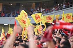 开云体育中国-球迷疯狂围观，现场气氛火爆