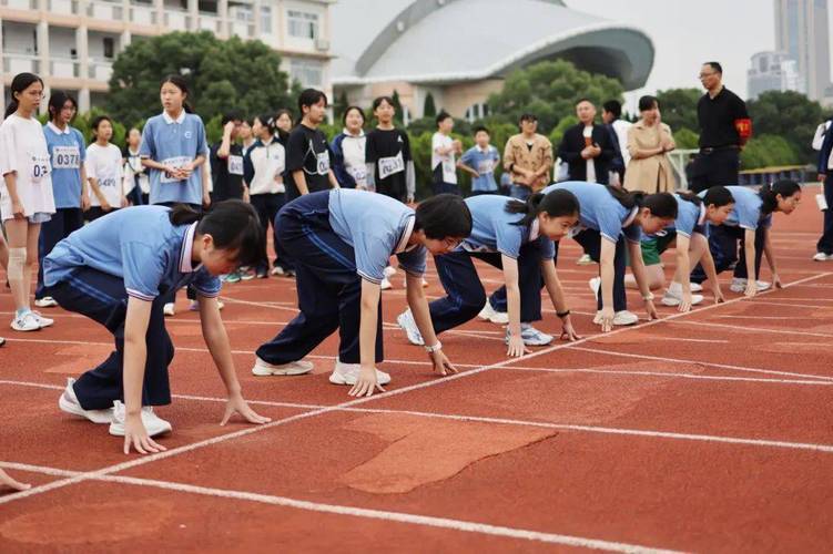精彩瞬间再现：球队全员奋力拼搏，取得胜利！