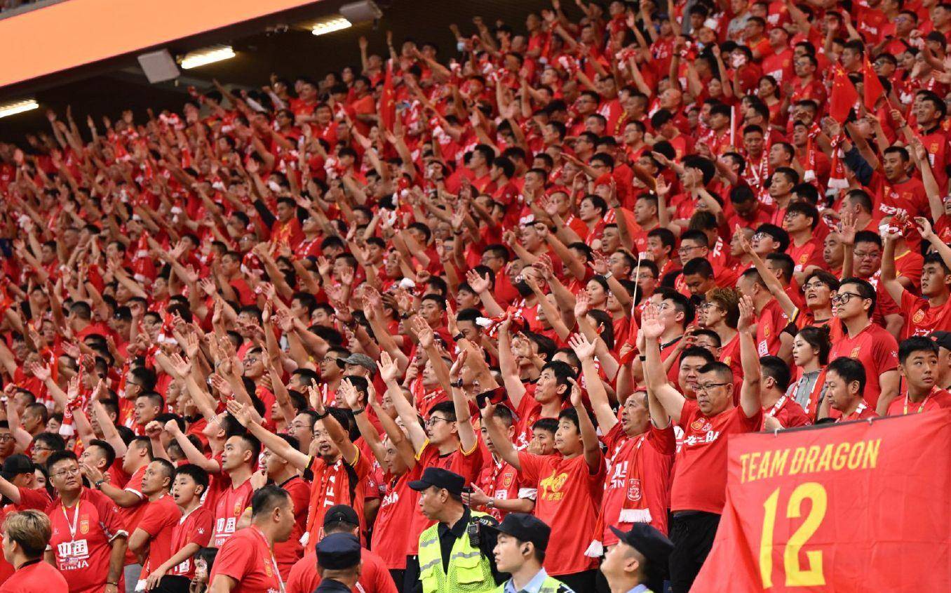 无惧强敌,球员们勇往直前,决心争取胜利 无惧强敌,球员们勇往直前,决心争取胜利