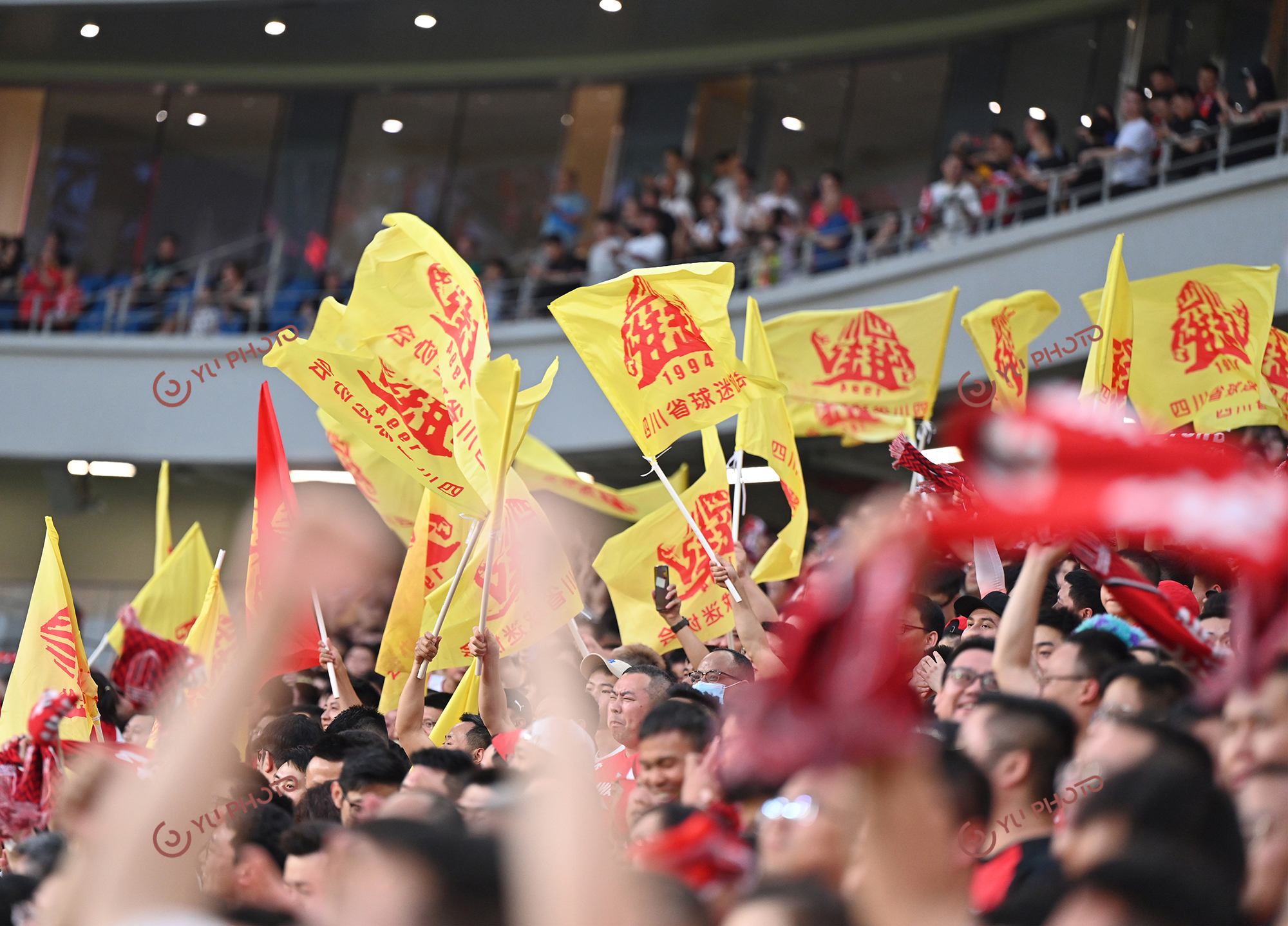 球迷疯狂围观,现场气氛火爆 球迷疯狂围观,现场气氛火爆