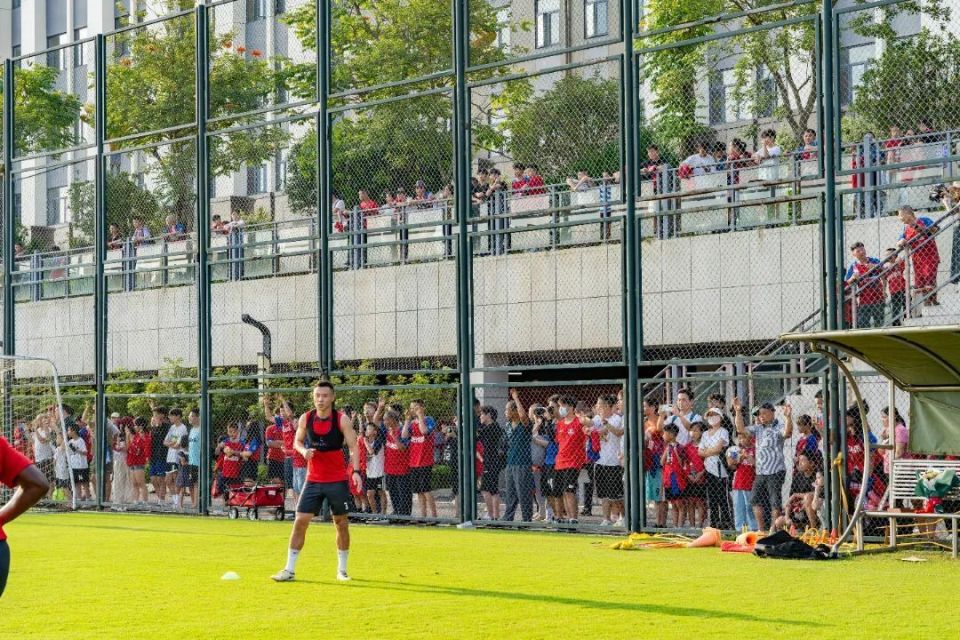 球迷疯狂围观,现场气氛火爆 球迷疯狂围观,现场气氛火爆