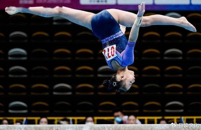 巨型体操队在团体赛上表现出色