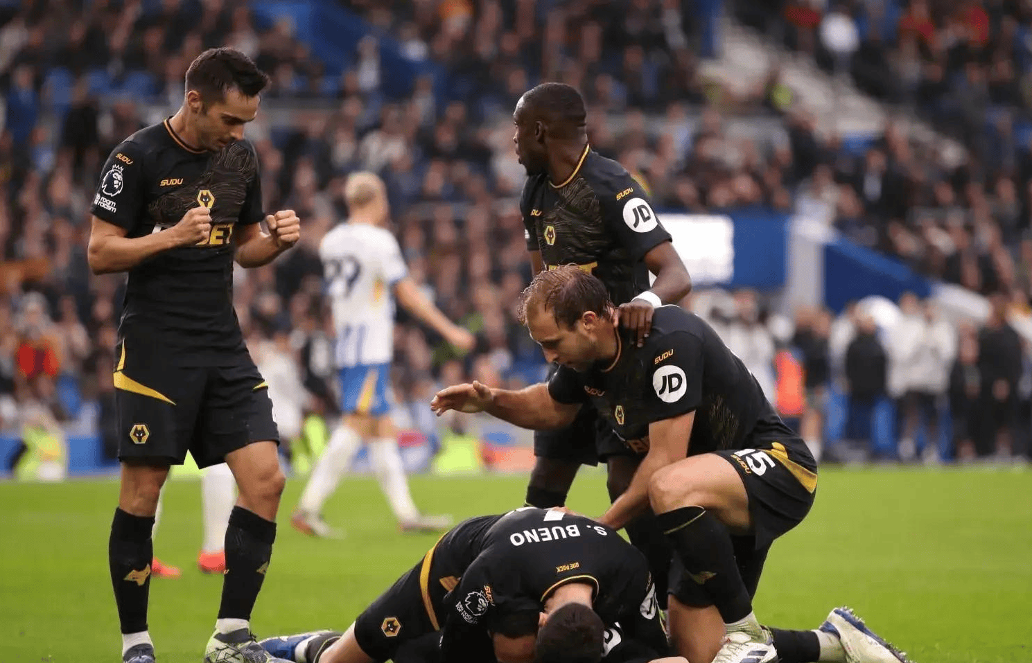 曼联主场1-2不敌狼队,欧冠资格岌岌可危 曼联主场1-2不敌狼队,欧冠资格岌岌可危