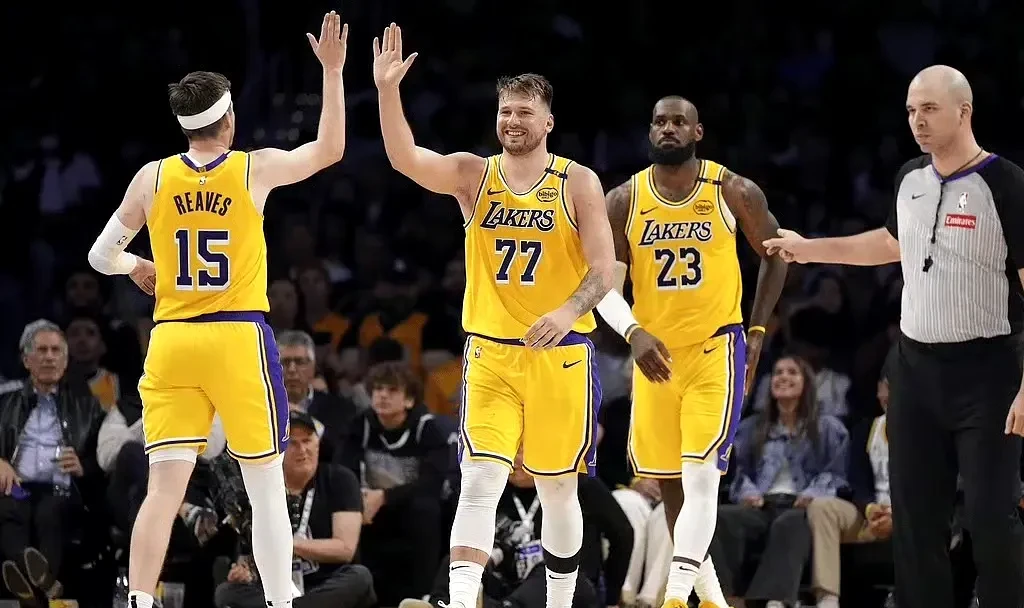 快船击败湖人,主场取得胜利 快船击败湖人,主场取得胜利