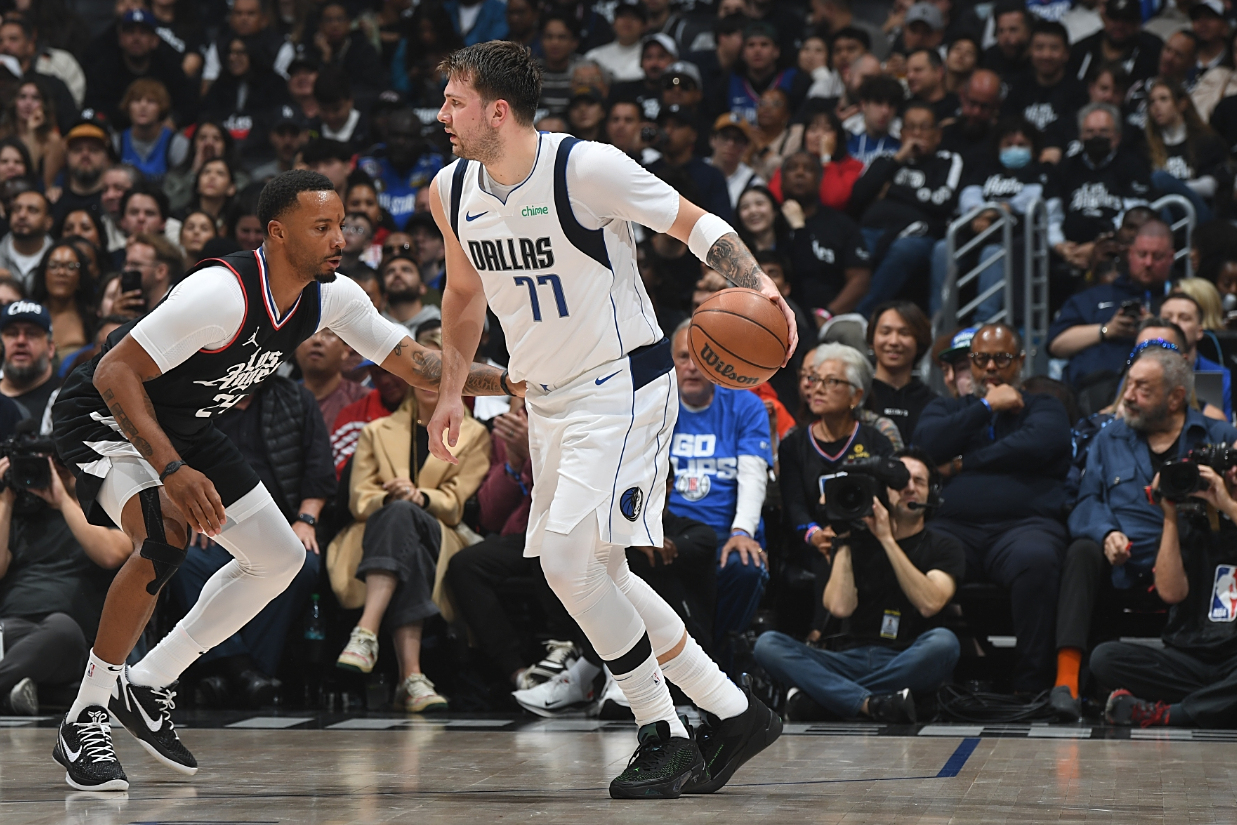 快船击败独行侠,哈雷尔贡献关键暴扣 快船击败独行侠,哈雷尔贡献关键暴扣