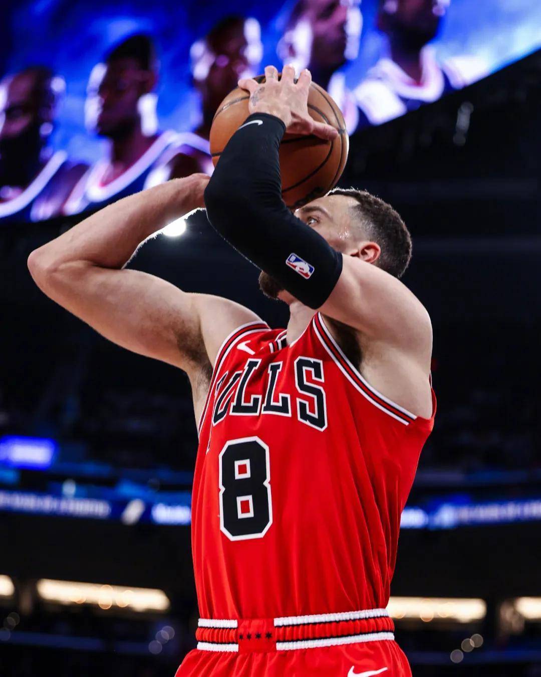 公牛横扫黄蜂，拉文全场表现抢眼