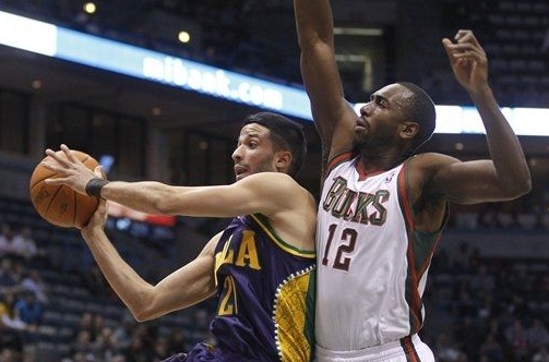 雄鹿胜黄蜂，继续领跑