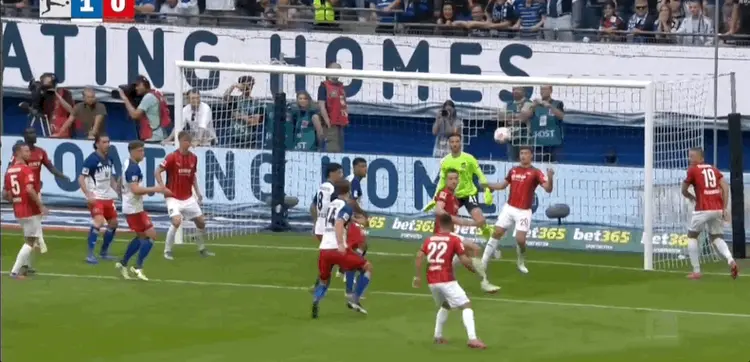 关于汉堡队在客场失利，遭遇德甲难关的信息